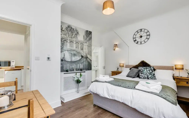 Superb Central First Floor Studio Apartment #8