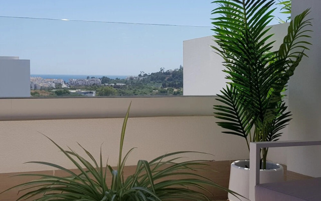 Contemporary two Bed, two Bath Apartment