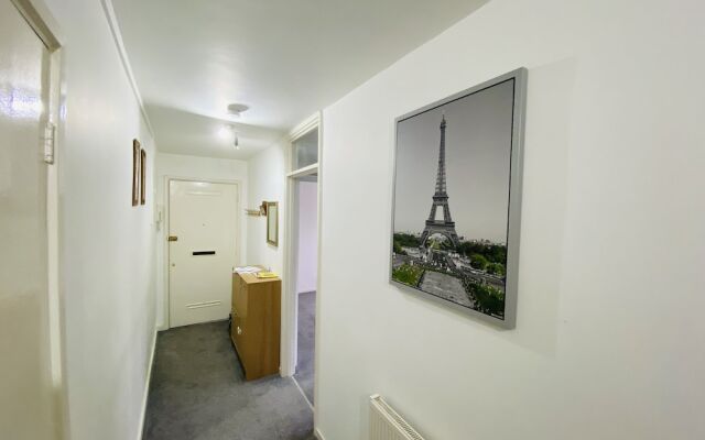 Nice 3-Bed Apartment Close to Heathrow