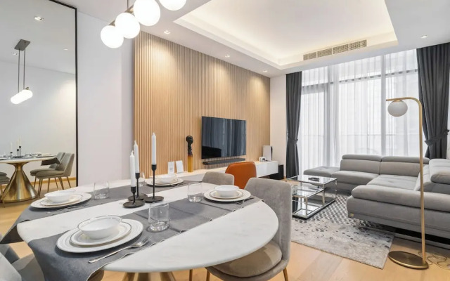 Elegant Apartment Amidst Vibrant Area with Balcony