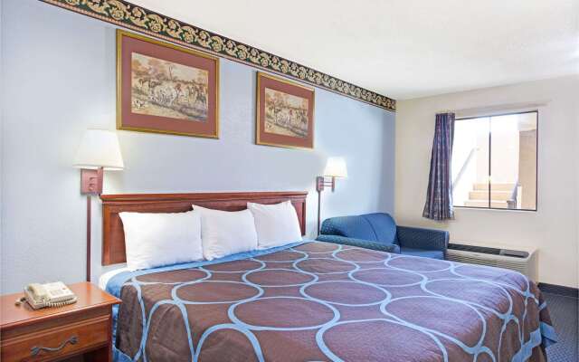 Super 8 by Wyndham Suwanee