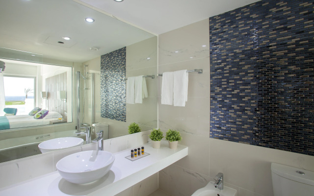 King Evelthon Beach Hotel & Resort