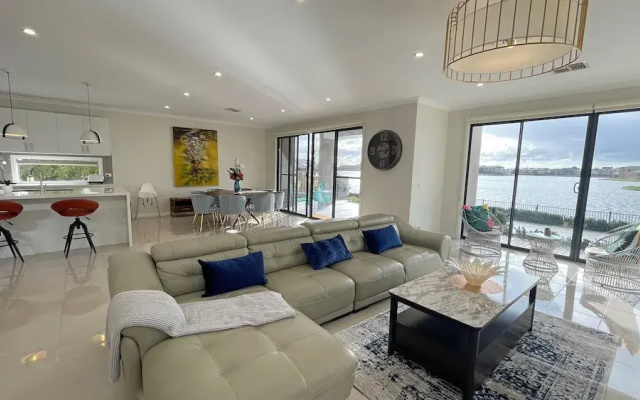 Luxury Waterfront SpaciousHouse Lakeview
