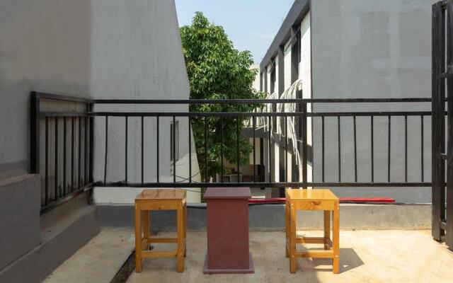 OYO 737 Kamar Keluarga Mahkota 8
