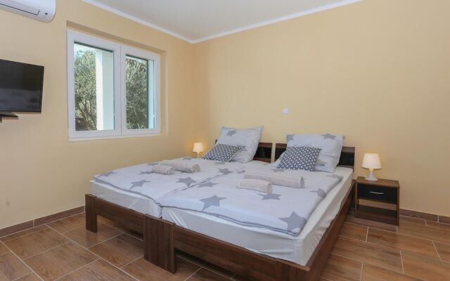 Awesome Apartment in Kastel Stari With Wifi