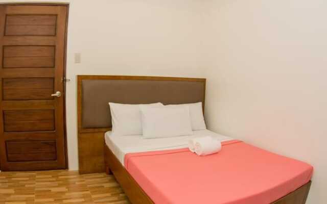 OYO 696 Jurias Garden Hotel