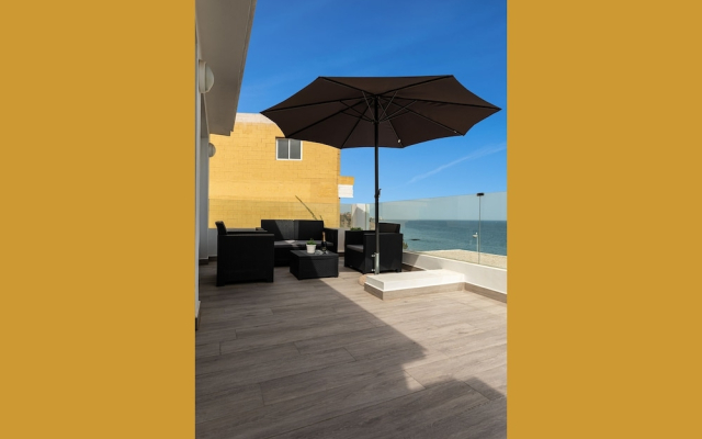 Sea View Apartment 2 Min Walk From the Beach