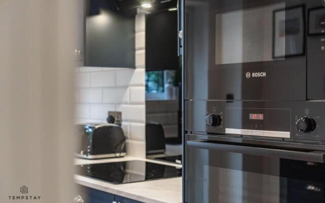 Stylish Home with Free Parking - 10 Mins To Legoland!