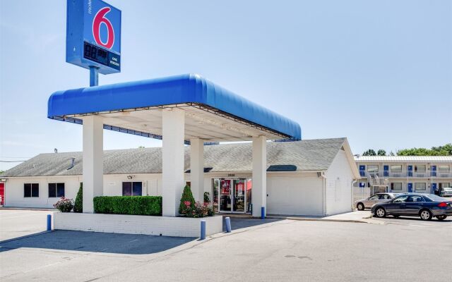 Motel 6-Fayetteville, AR