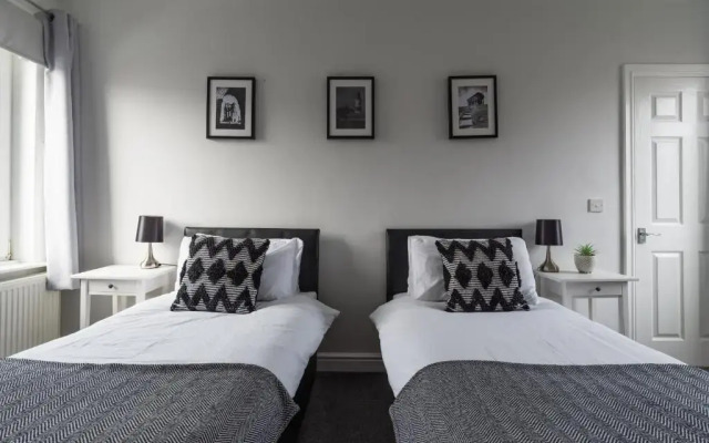 House - Sleeps 4 - Pet Friendly - Parking - Garden