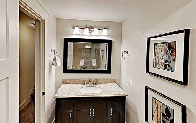 Charming & Warm Private 'in-Town' Home by RedAwning