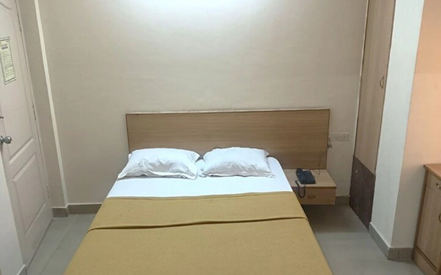 Hotel Rainbow near Victoria Hospital City Market