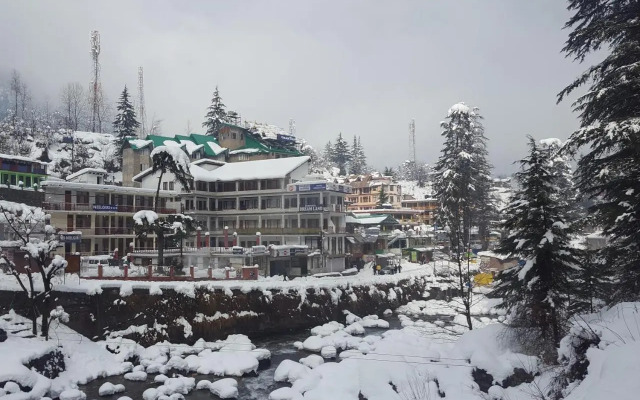 Hotel Dreamland Riverside (Old Manali)