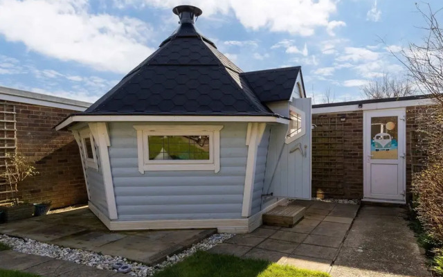 Seaside Retreat - Five Minutes to Beach Village