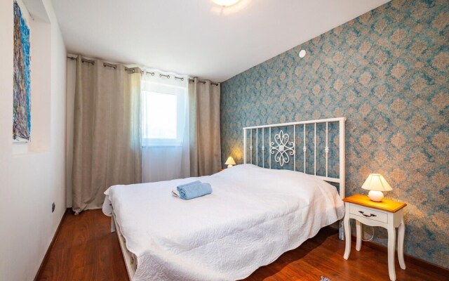 Amazing Home in Novigrad With 5 Bedrooms, Wifi and Outdoor Swimming Pool