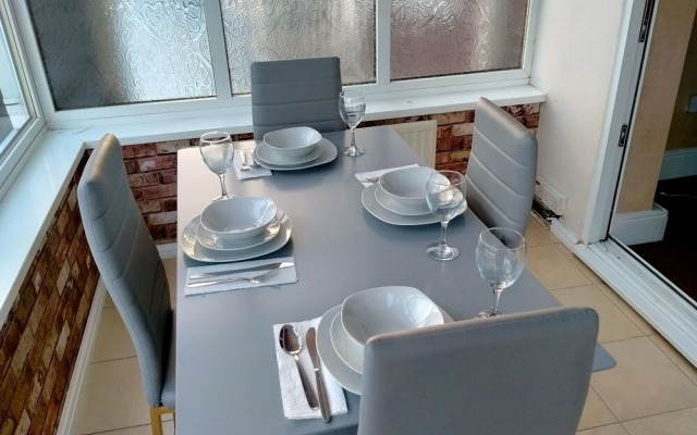 The Nest, an Immaculate 3-bed House in Walsall
