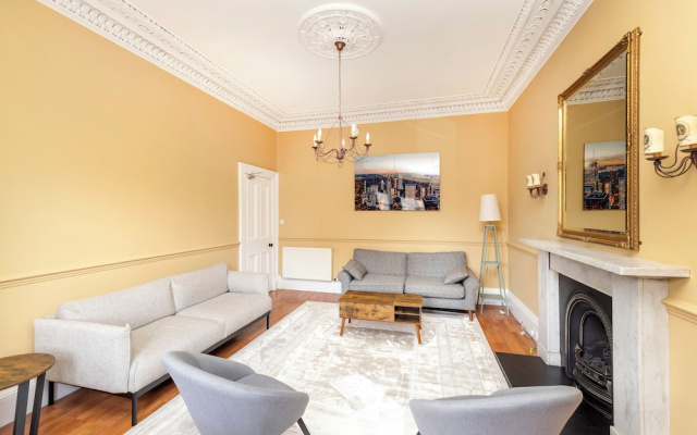 Stylish Southside Flat Near Old Town