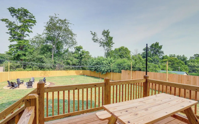 Getaway w/ Fire Pit: 3 Mi to River Arts District!