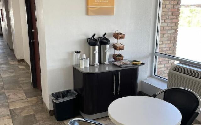 Regal 8 Inn & Suites