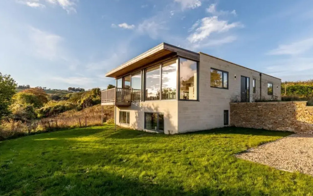 Stunning 5 Bedroom Home With Garden Views