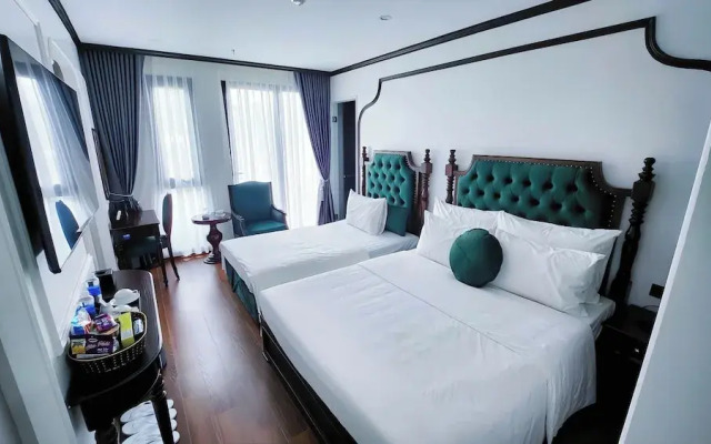 Royal Hotel Me Tri Ha