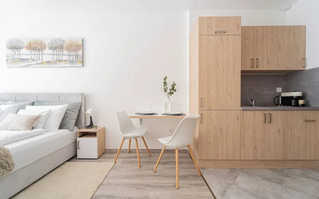 WestSide Garden Apartments by Urbanrent