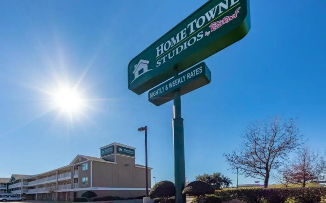 HomeTowne Studios by Red Roof Dallas - Mesquite