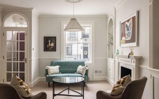 A Grand Four Bedroom Townhouse at Knightsbridge