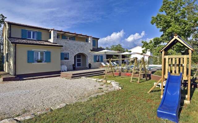 Luxurious Villa with Sauna & Hot Tub in Žminj