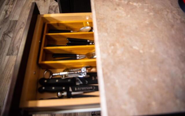 Exquisite And Modern Executive Suite With Parking