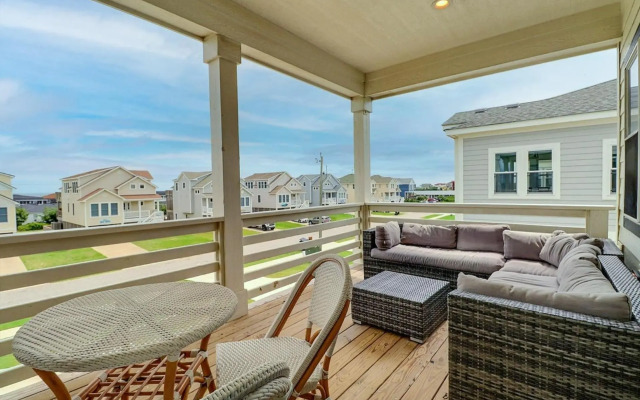 4059 - Bikinis & Martinis