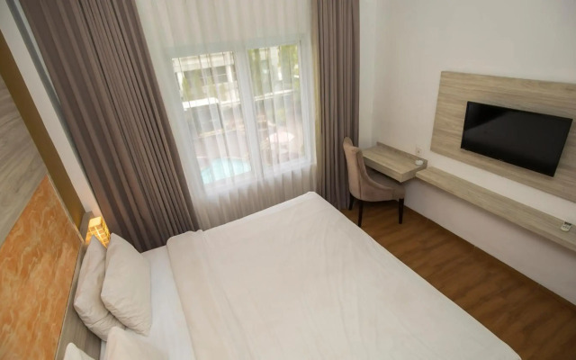 Front One Akshaya Hotel Karawang