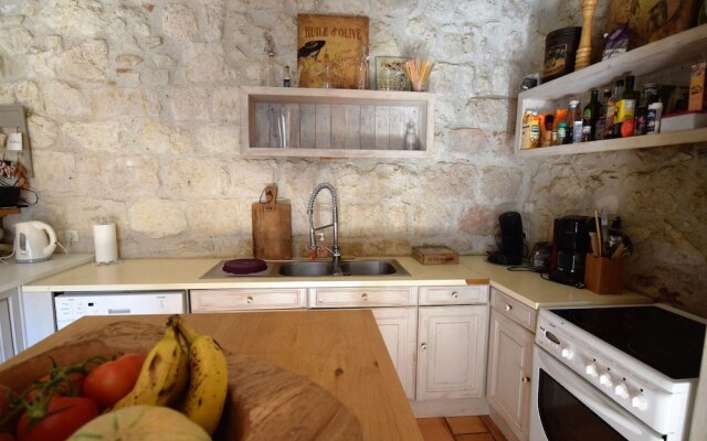 Authentic Castle in Bon-Encontre with Open Kitchen