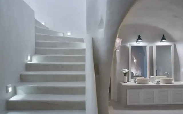 Villa Ioli With Stunning Caldera Views