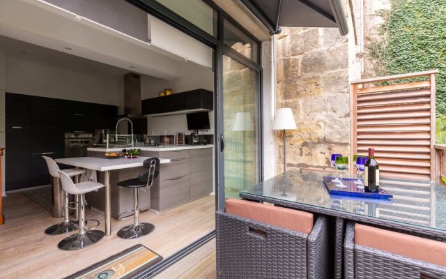 Bright 3BR Apartment With Garden in Gambetta
