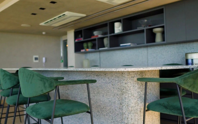 Setai Yacht Comfort II - By Almare Flats