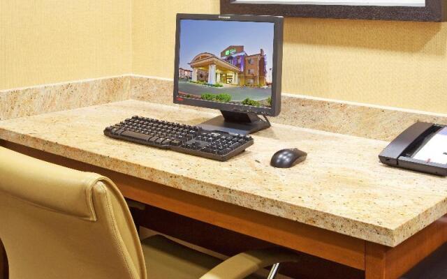 Holiday Inn Express & Suites Salinas