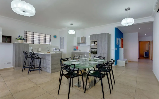 Stunning Seafront Lux Apt wt Pool, Upmarket Area