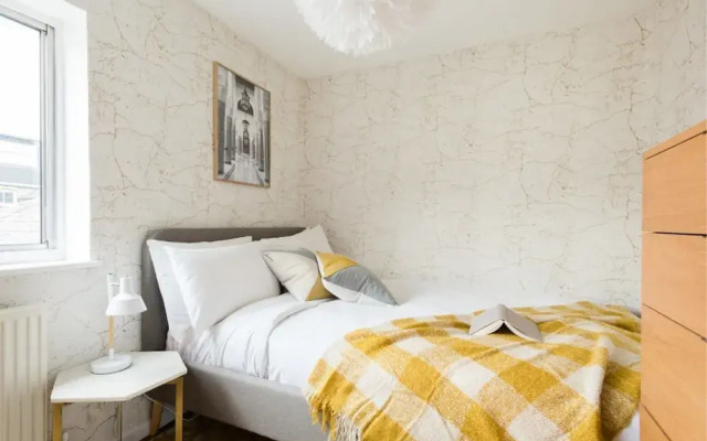 The Century Chalet - Contemporary 2bdr with Parking
