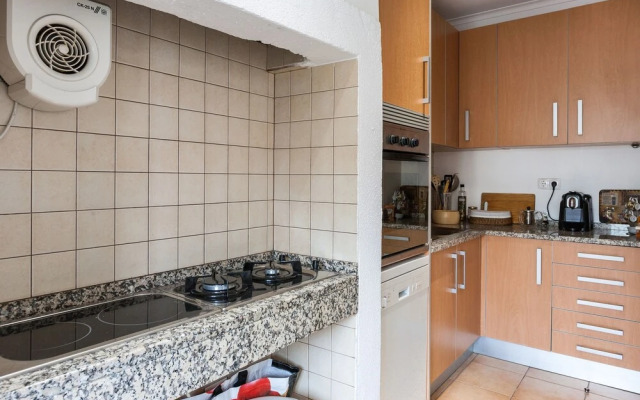 ALTIDO Charming 1BR Apt w/workspace in Sao Bento