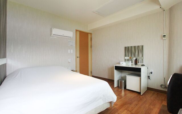 J hotel