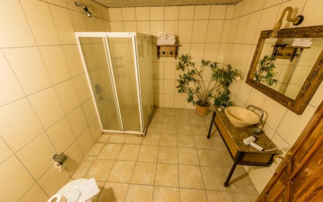 Elite Cave Suites