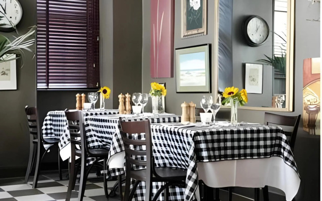 No.12 Hotel & Bistro