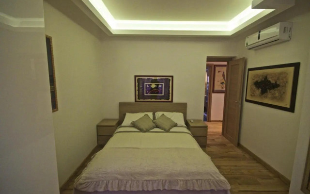 Piramide House
