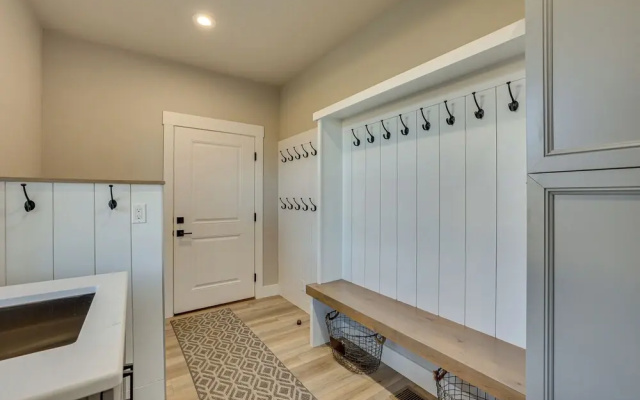 Spacious Mccall Home w/ Private Lake Access!