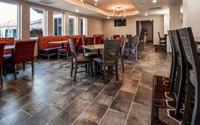 Orangewood Inn & Suites Kansas City Airport