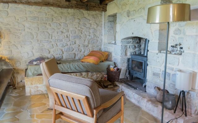 Beautiful Holiday Home in Mauroux With Swimming Pool