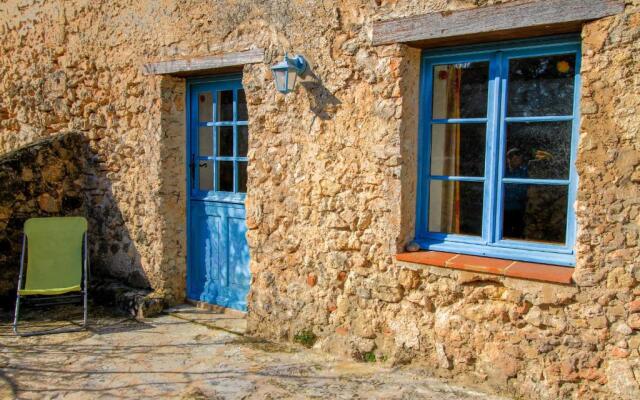 La Farigoule, Charming stone house with shared pool in Provence