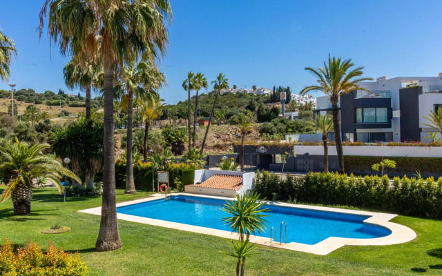 BEACHFRONT Spacious House with Pools, Bathtubs, Garden, Sea View