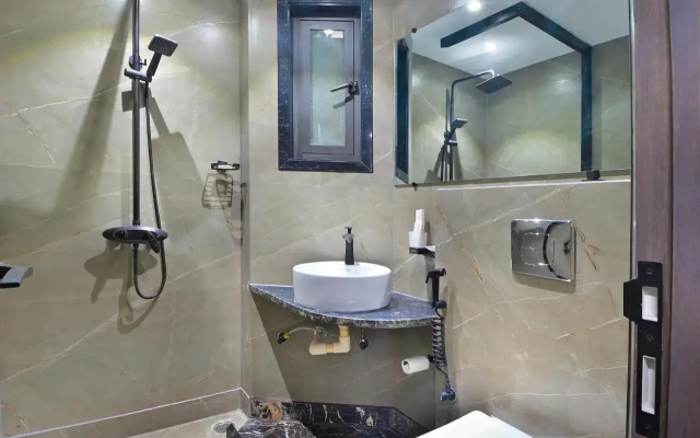 HOTEL UPTOWN - Luxury Restaurant & Rooftop Near Connaught Place